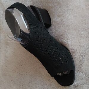 New In box Black Suede Lenora Block Heel Sling Back Sandal Size 6 Medium